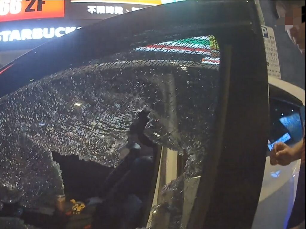 男童貪玩反鎖困車內-壢警緊急破窗化解驚魂