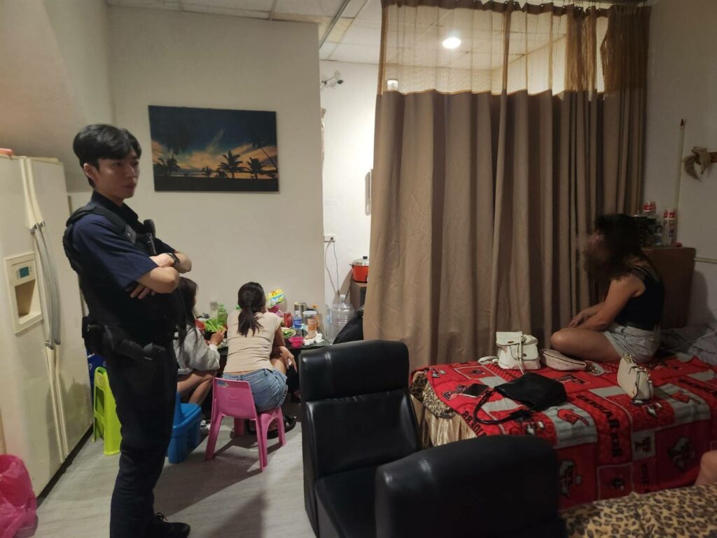 養生館暗藏春色-警查緝逮11名應召女、3名客人