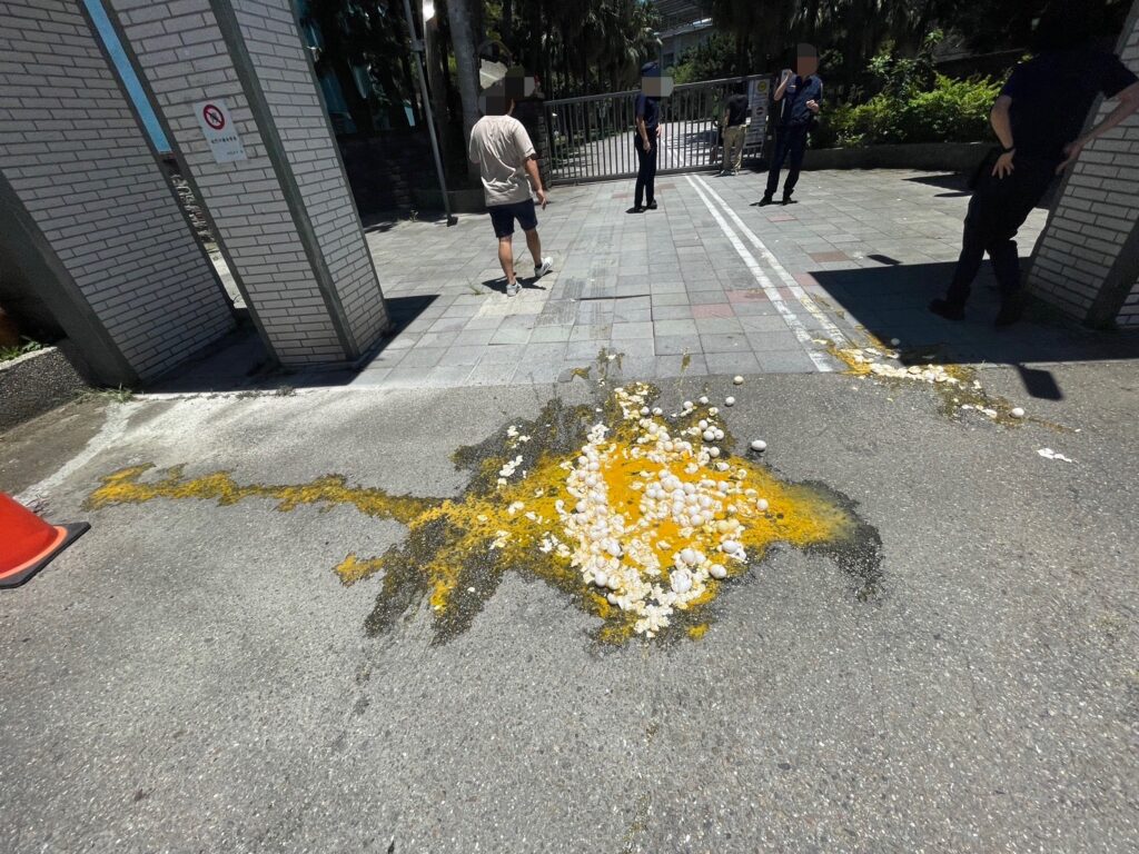 【有片】女子抱整籃雞蛋砸新屋高中-波及路邊車輛急清理