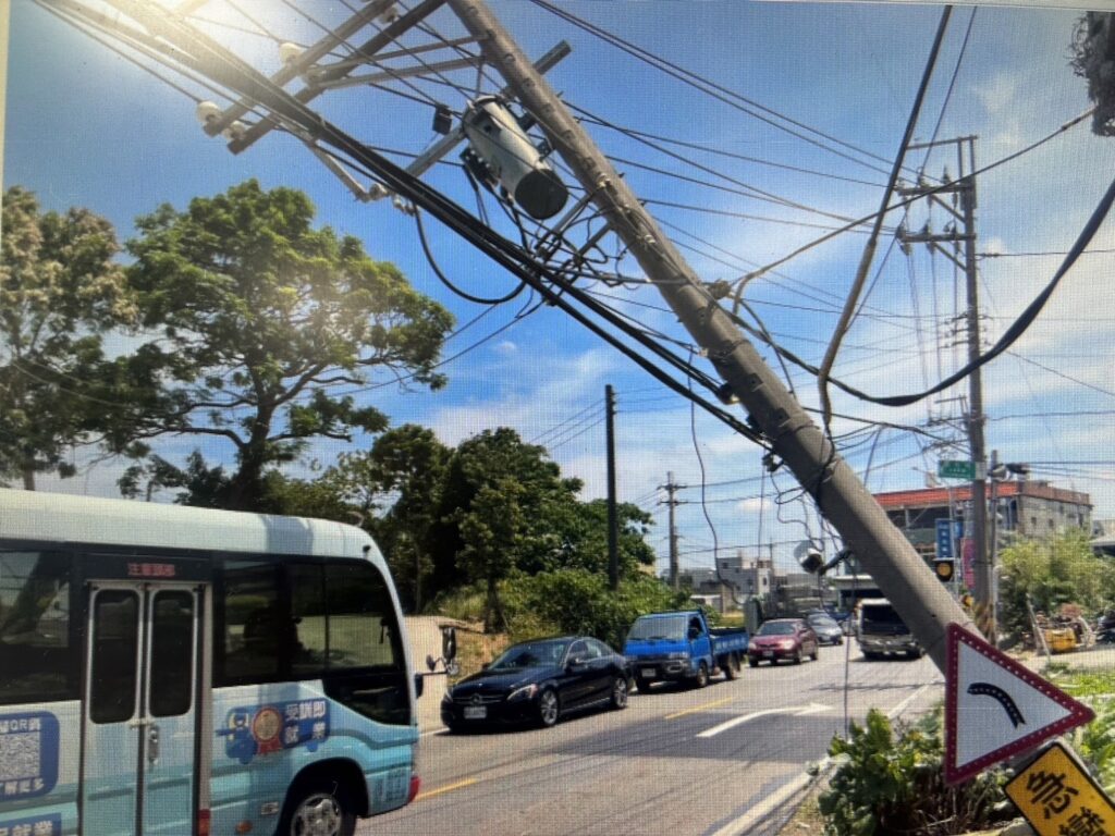 這次不是松鼠！垃圾車把電桿撞到歪腰-楊梅、新屋878戶慘停電