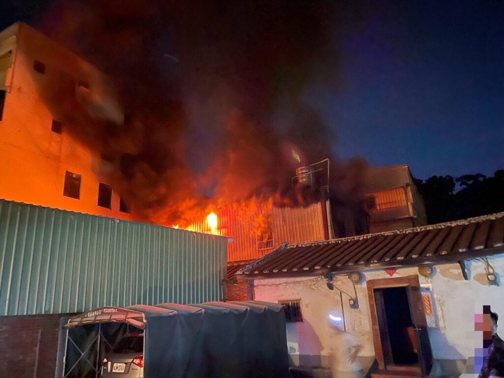 【有片】大溪暗夜惡火侵襲鐵皮屋-1女背部燒燙傷送醫急救