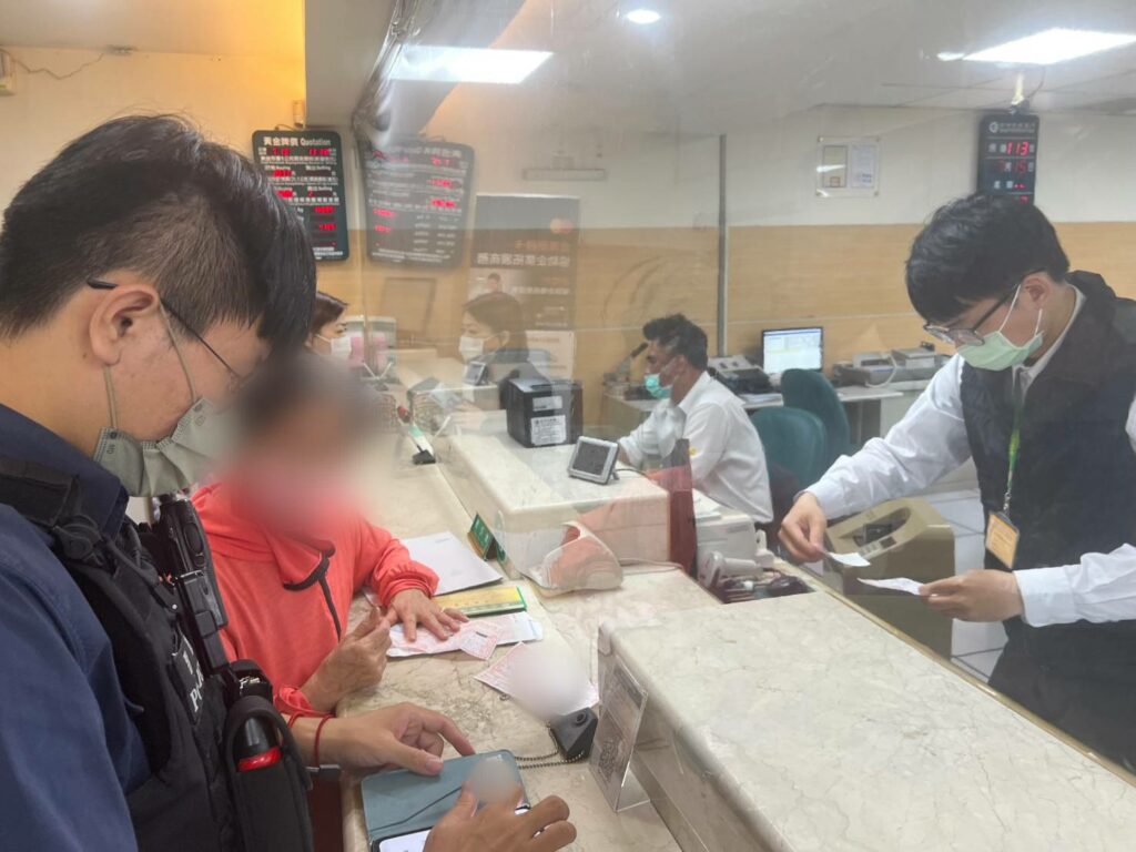 「猜猜我是誰」詐騙再現-婦人險匯30萬八德警及時勸阻