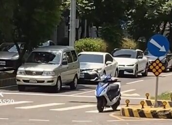 熱！騎士等紅燈怕曬太陽-竟拋下機車躲路旁乘涼