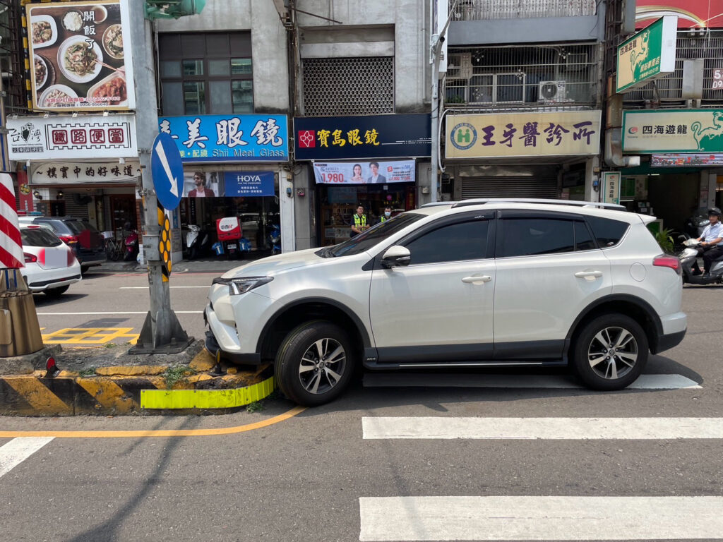 女駕駛疑身體不適-自撞安全島