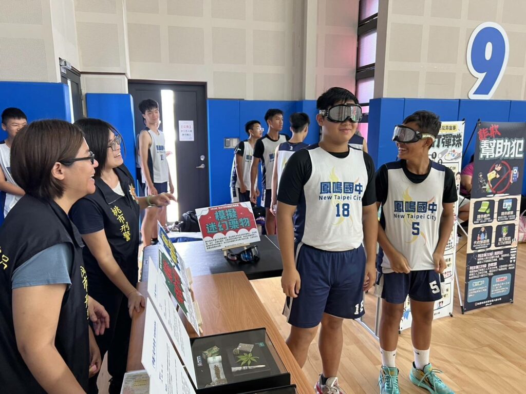 八德警預防犯罪宣導活動登場-學子戴vr眼鏡認識酒駕危害