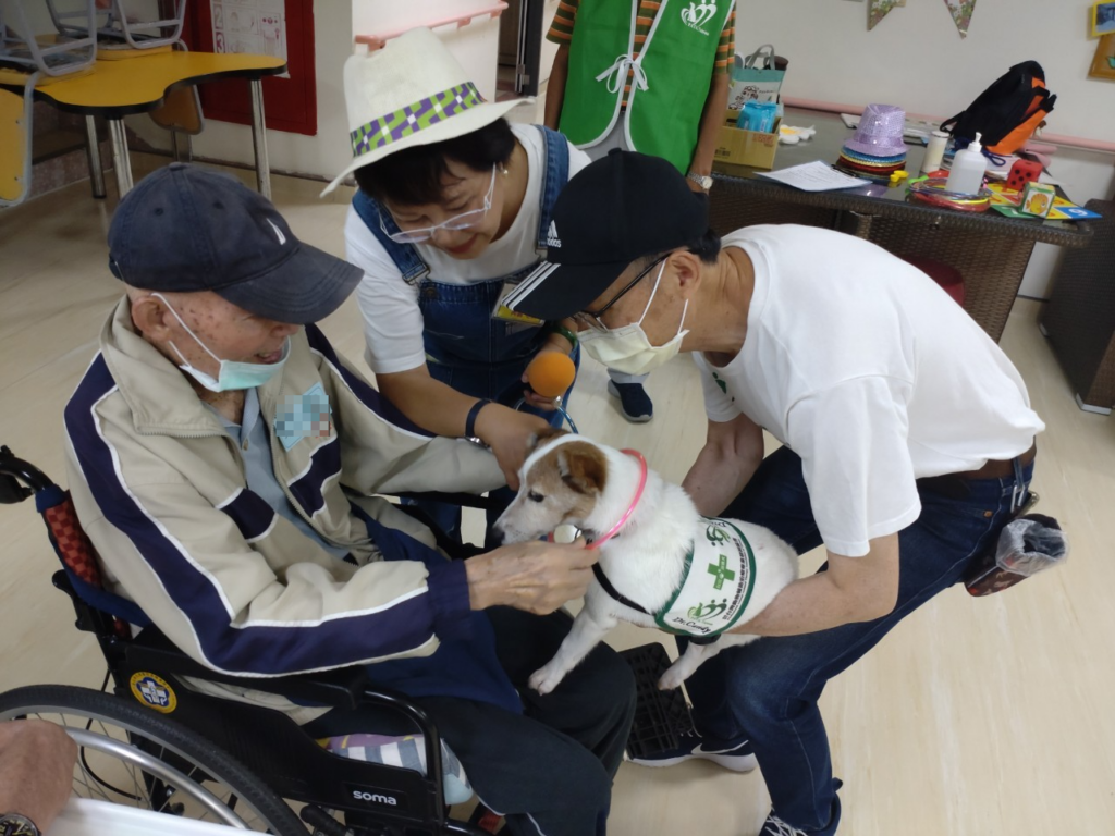 北榮桃園分院護理之家推寵物治療-改善長輩認知、情緒、社交能力