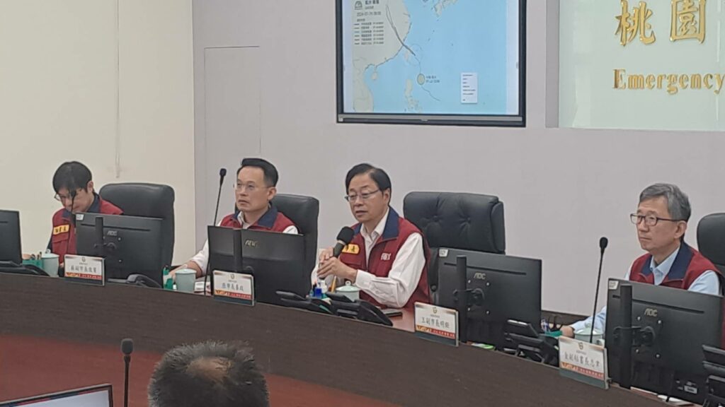 坐鎮災害應變中心-張善政：是否續放颱風假今晚8點公布