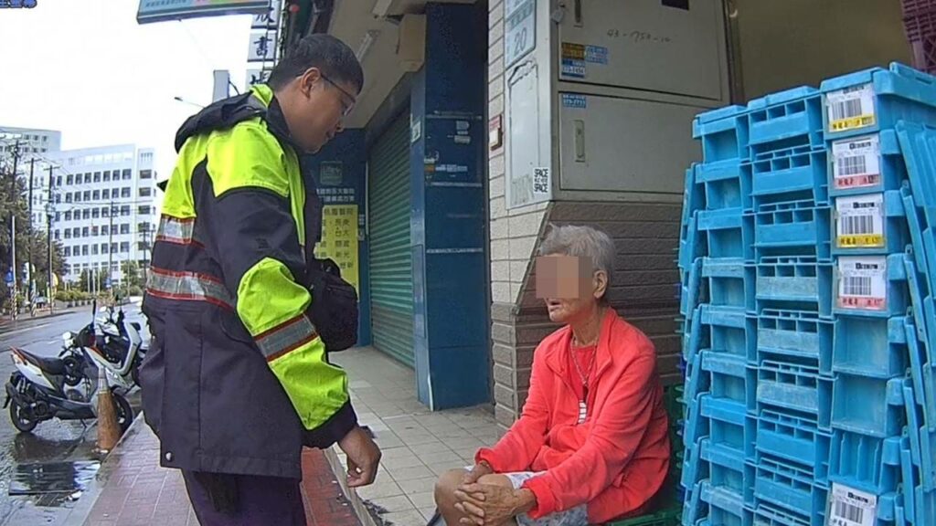8旬老婦颱風天出門散步迷途-警助聯繫家屬平安返回