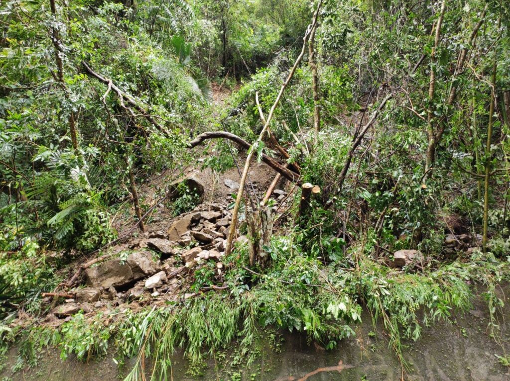 強颱凱米挾豪雨-桃園復興區11處道路出現落石及坍方