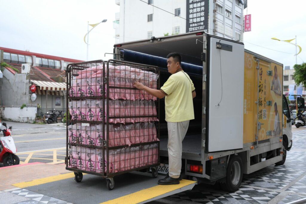 市公所迅速投入災後復原-「曾記麻糬」慰勞工作人員麻糬