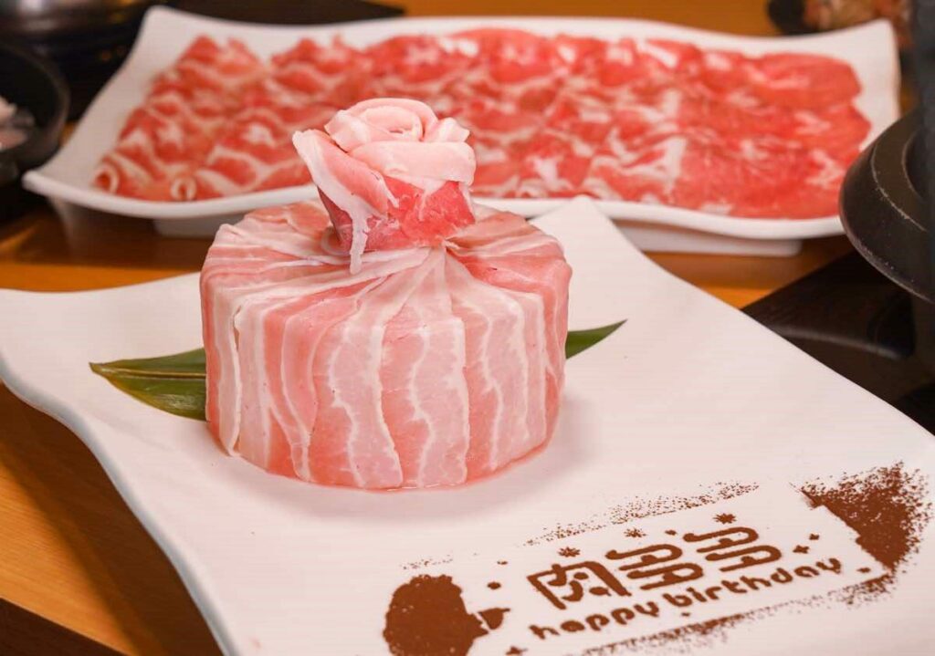 肉多多插旗香港銅鑼灣全台用餐送肉蛋糕 -六福萬怡大廳酒吧8/31前推出奧運限定優惠