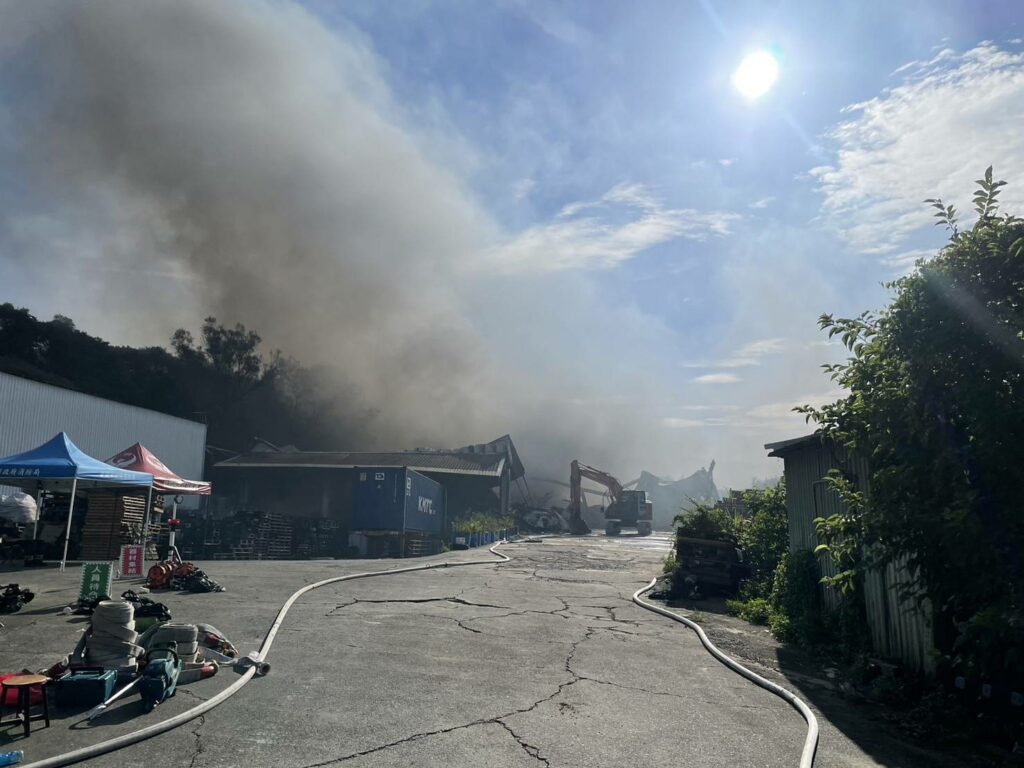 龜山倉儲火警275名消防投入搶救-成功撲滅火勢無傷亡
