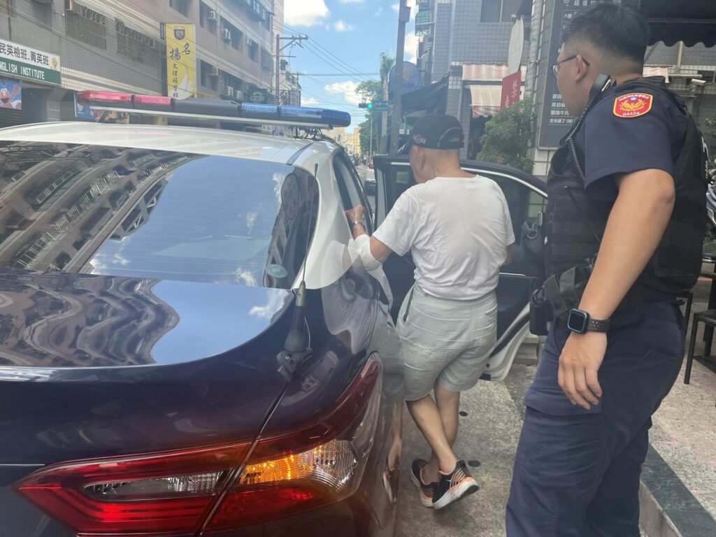 8旬翁熱昏頭呆站路旁-壢警及時解圍送返家