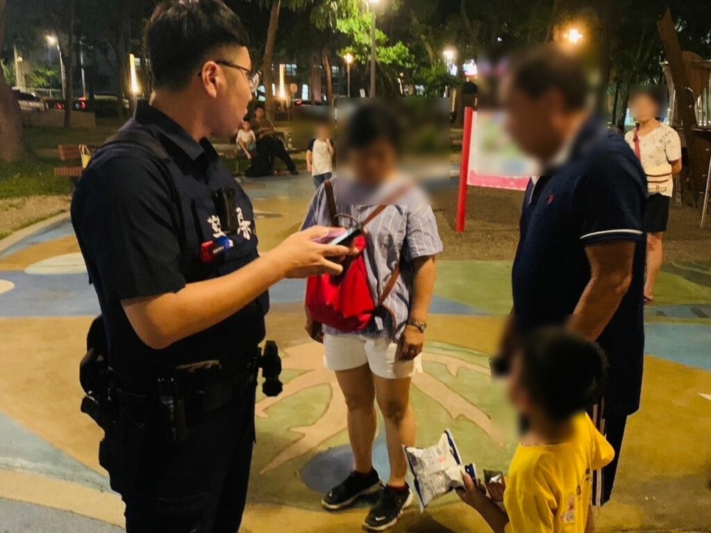 3歲童蹲人行道大哭-平鎮暖警助祖孫團圓