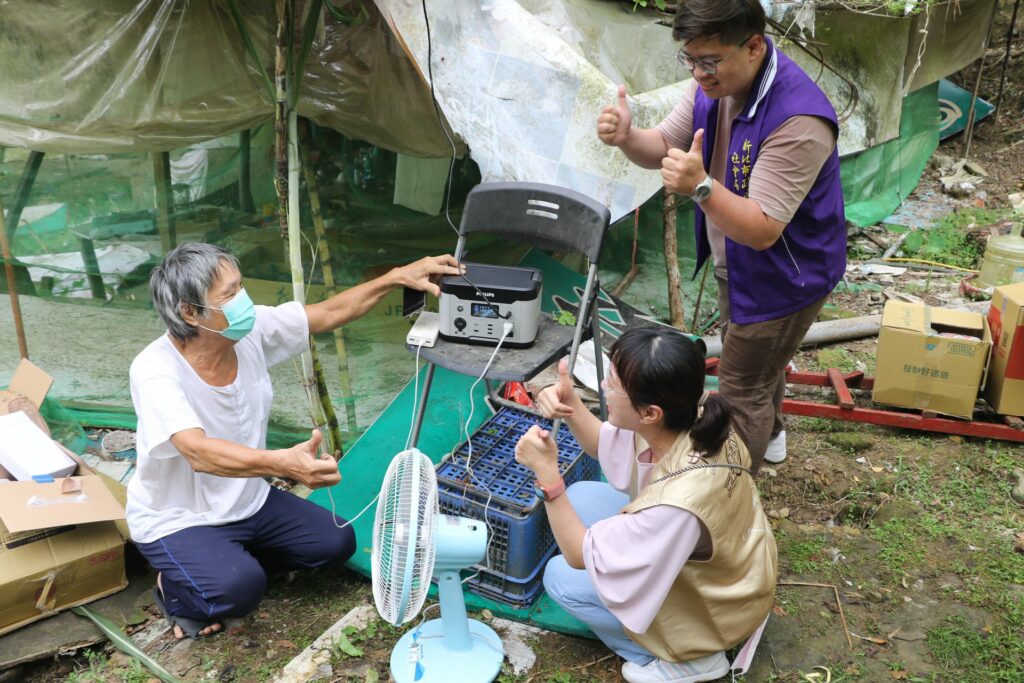 74歲翁獨居山中15年　簡陋住處沒電　新北社會局媒合　道家人文贈太陽能發電器