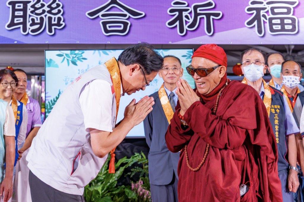 宗教聯合祈福會-張善政與心道法師共同簽署生態聯署