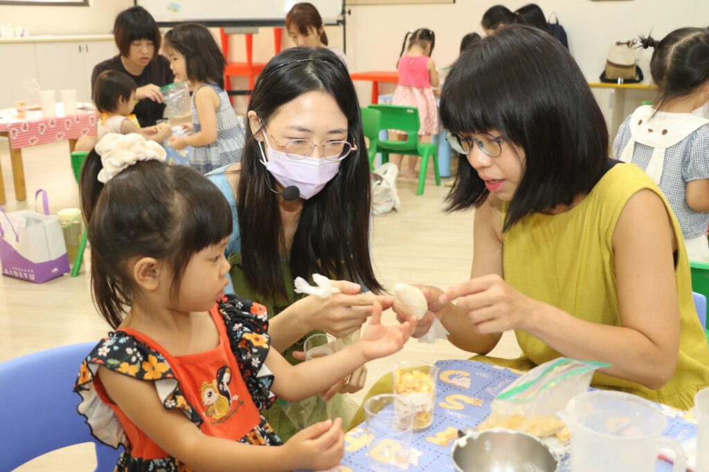 「兒童的智慧在他的手指尖上」　重新公托親子烘焙課程秒殺