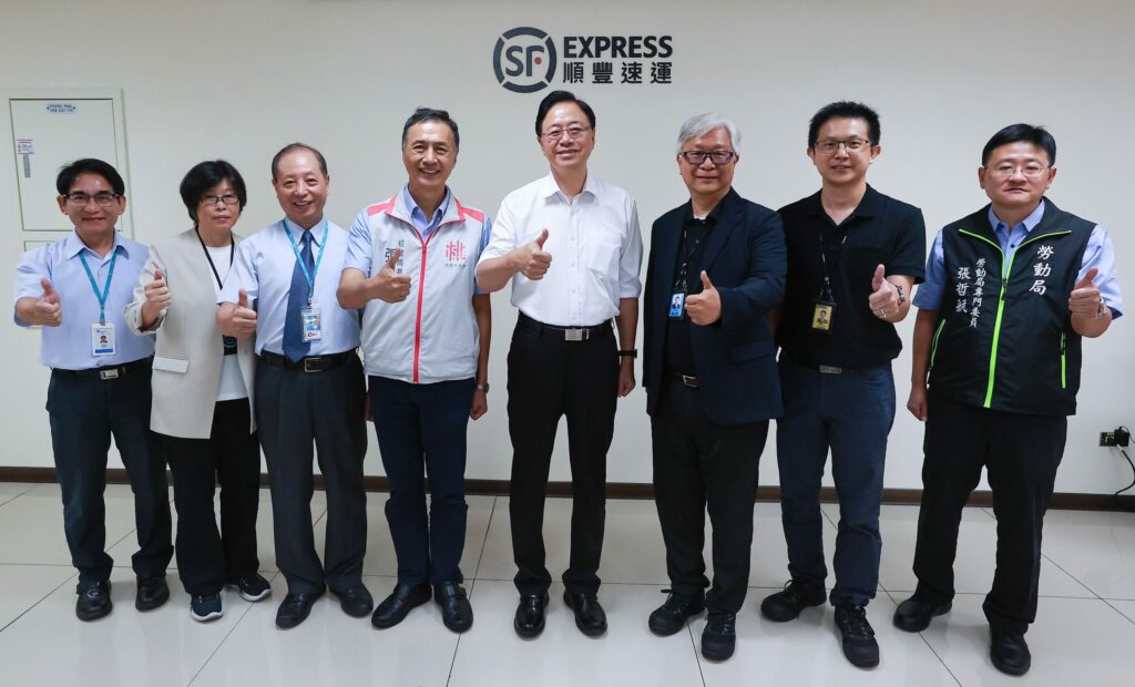 張善政參訪全自動化轉運中心-強調智慧物流助推投資