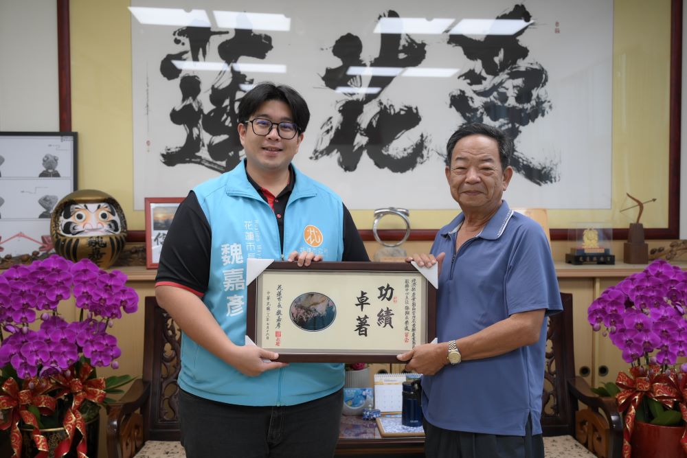 產業園區主任鄧翔云服務45載榮退-魏嘉彥贈匾祝福