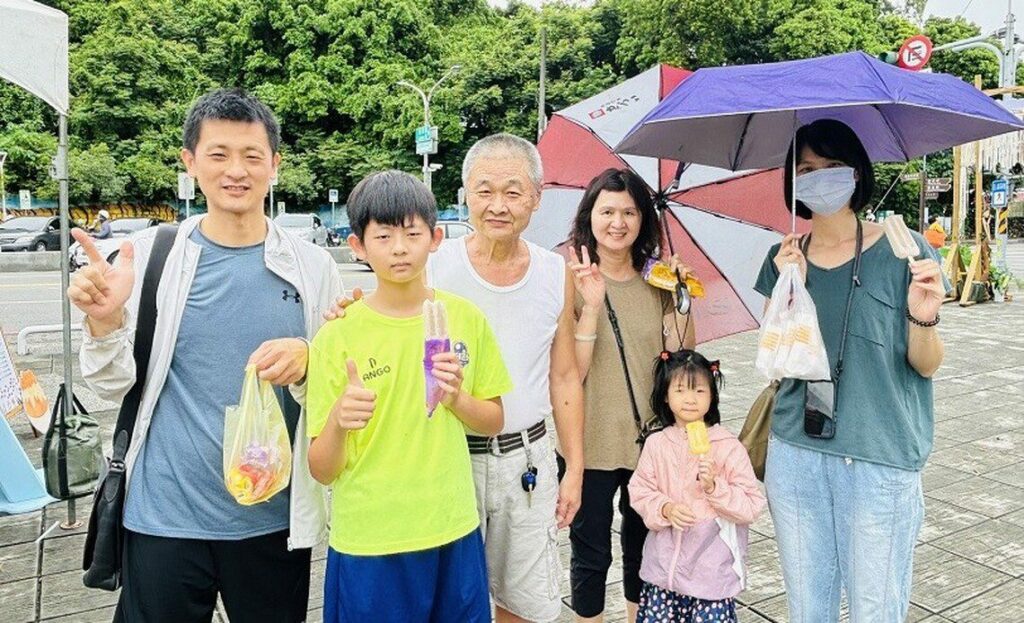 原民市集舞台挑戰贏冰棒　萬山油芒餅乾diy民眾搶體驗