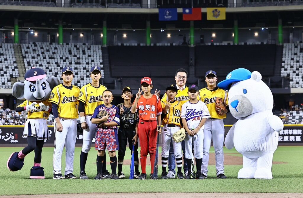助小球員追夢-遠雄邀五校少棒隊員赴臺北大巨蛋開球