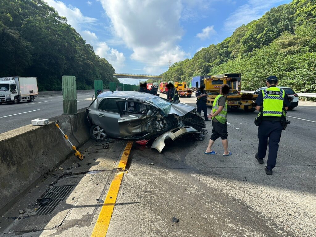 【有片】國3撿東西自撞護欄-車頭撞爛父女送醫