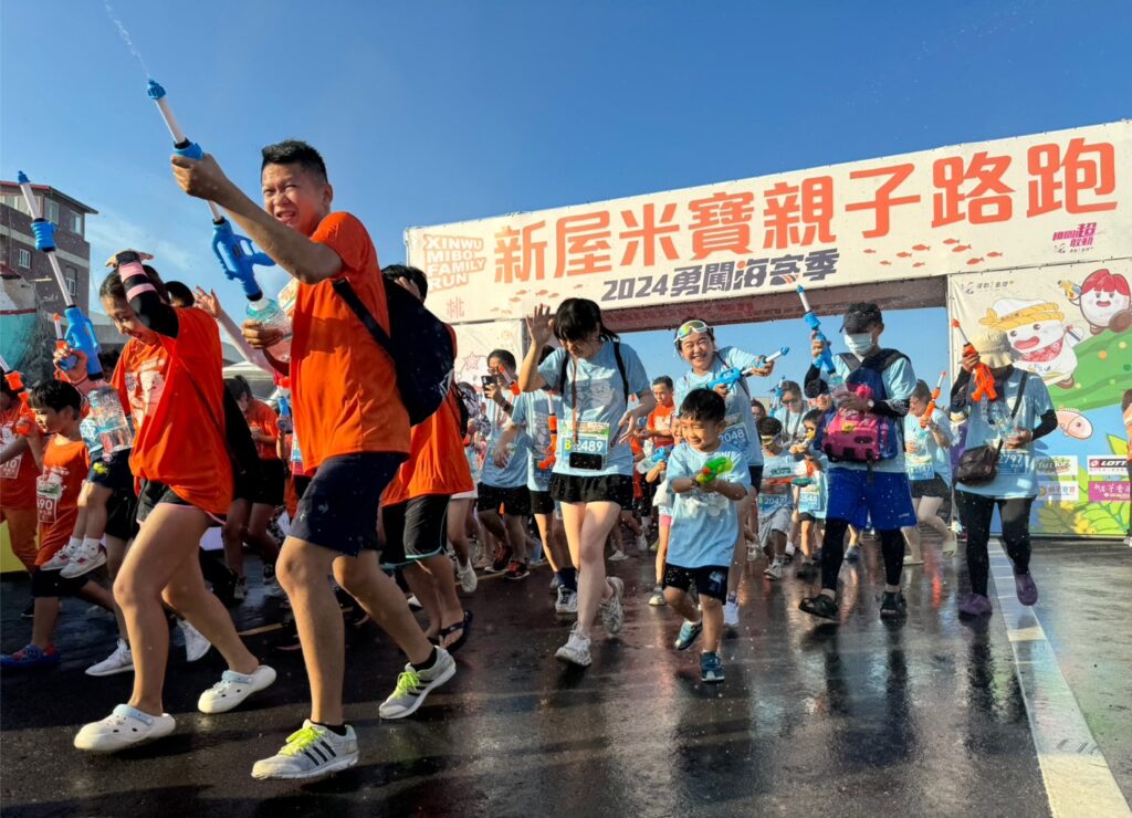 2024海客季近3千人熱情響應-蘇俊賓與民眾打水仗同樂