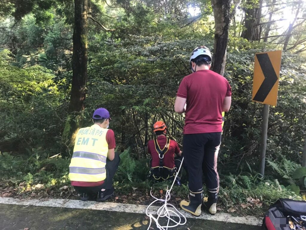 遊東眼山爆爭執！老父摔落溪谷亡-兒子遭依殺人罪嫌收押