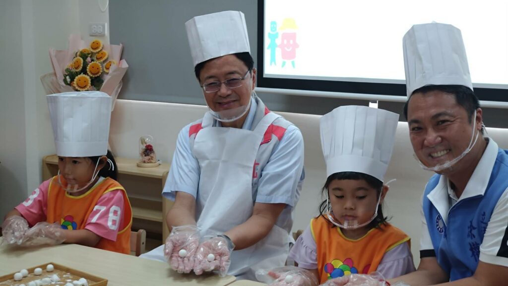 桃園市立楊梅幼兒園揭牌-張善政與幼童「滾圓賀開園」