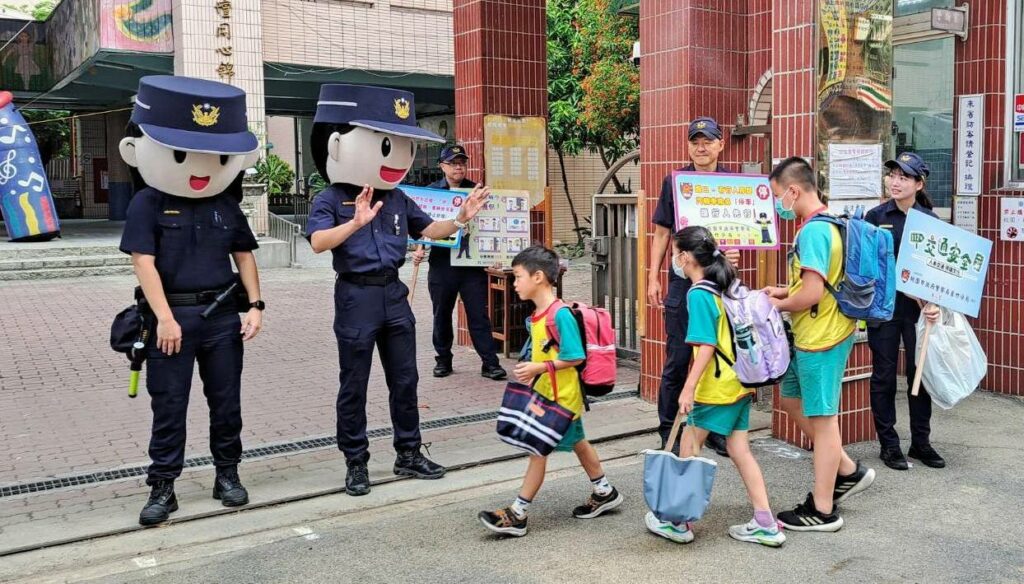 迎接開學日-蘆竹警出動大頭娃娃和學童說早安