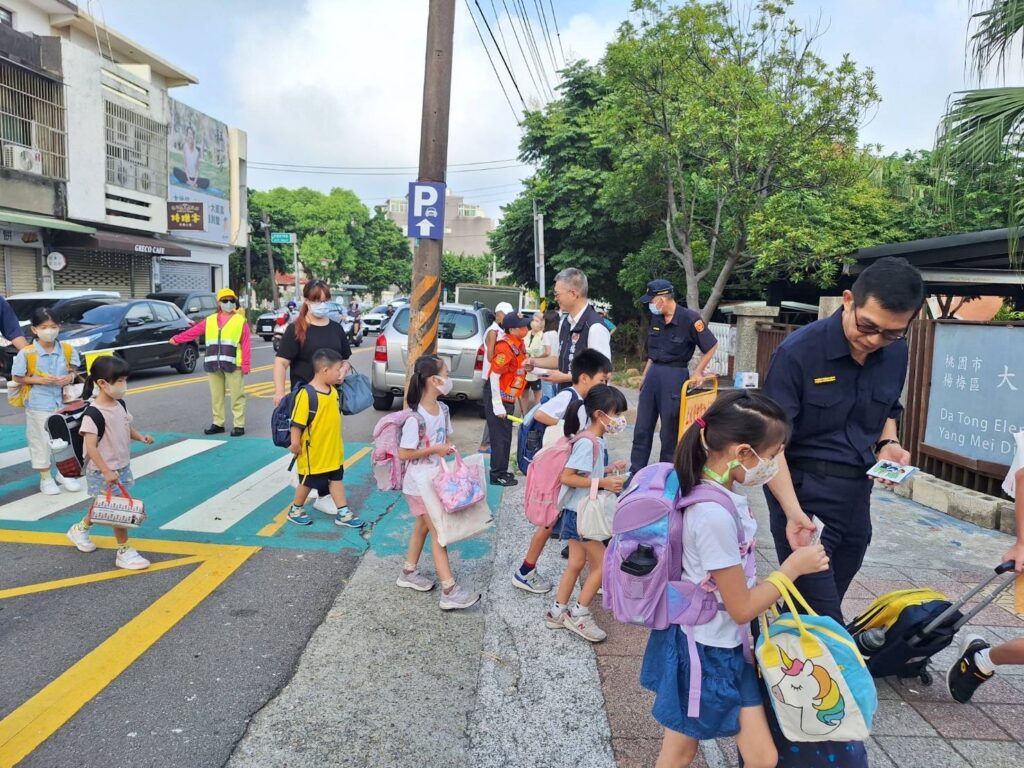 終於開學了！楊梅警加強校園周邊交通疏導