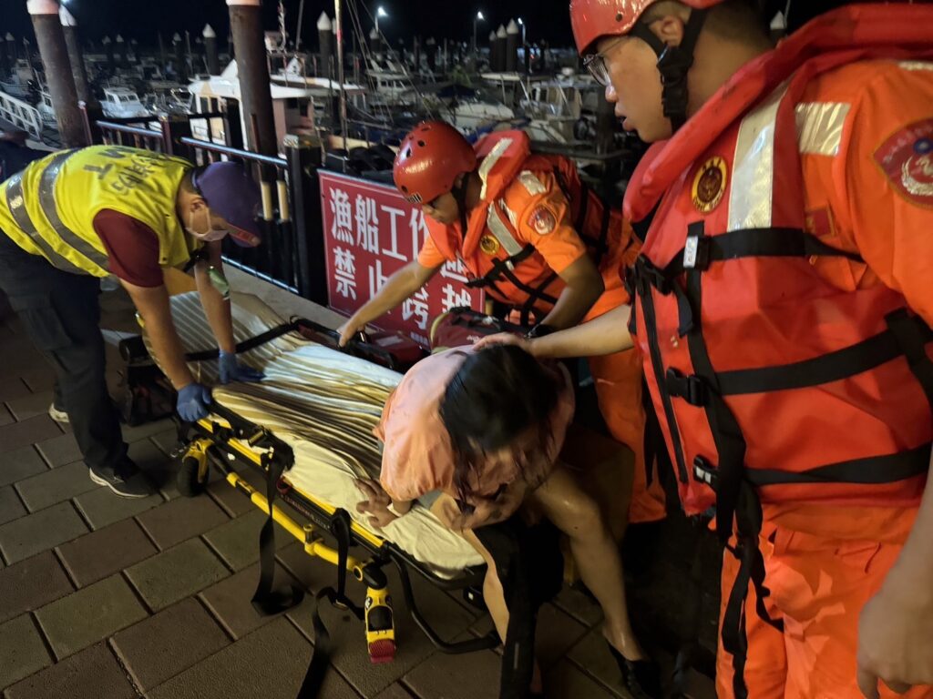 婦人竹圍漁港不慎失足落水-海巡署緊急出動成功救援