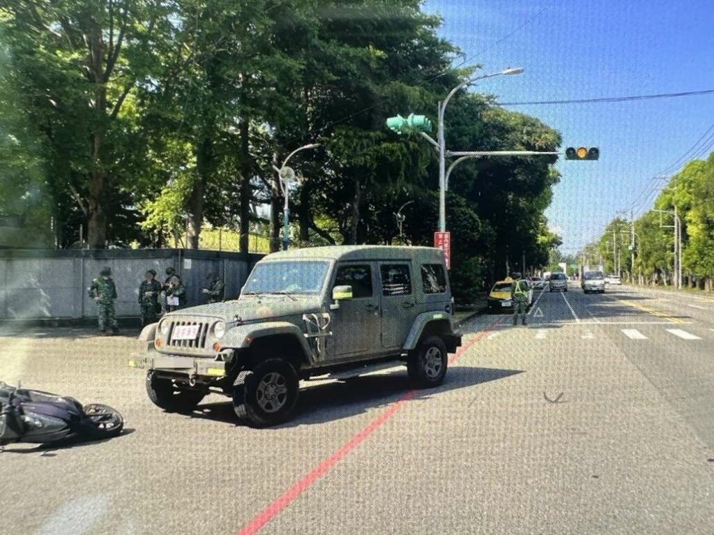 中壢龍游營區前軍車與機車碰撞-男騎士肋骨骨折