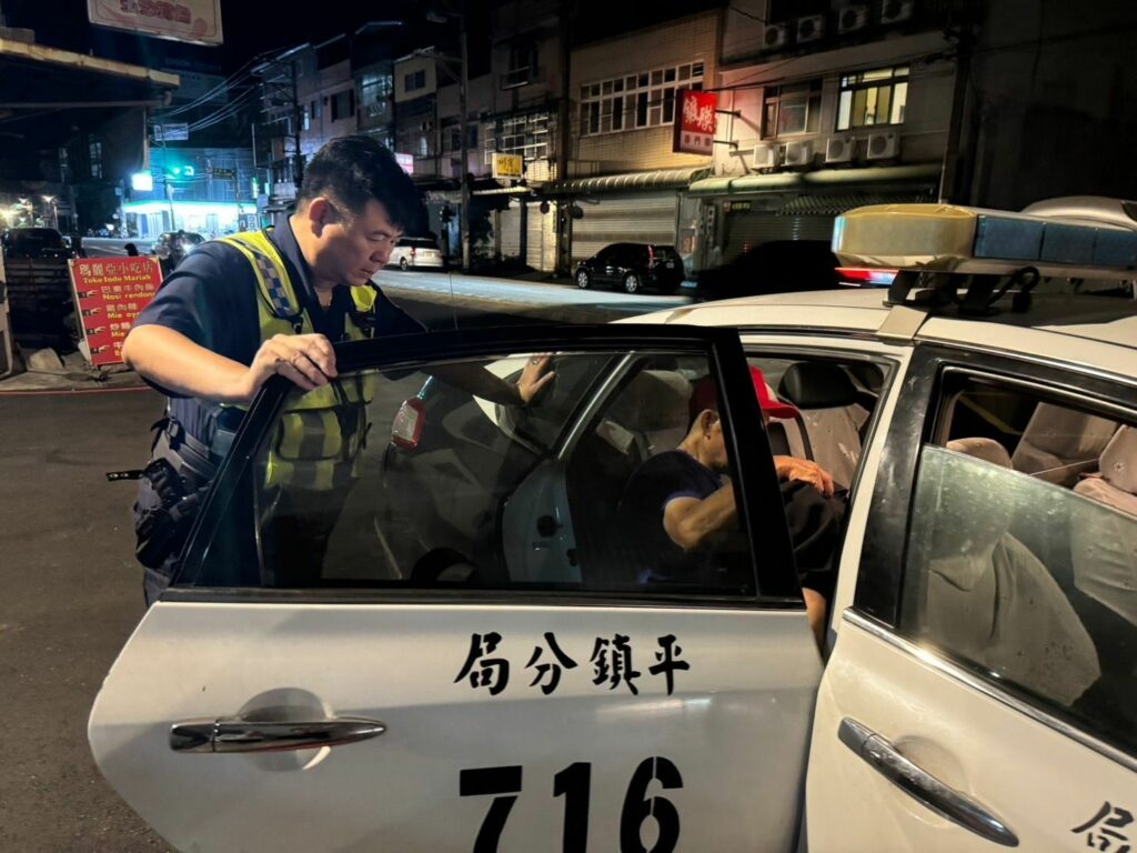 鼻酸！7旬失智翁忘記老伴過世-深夜偷溜出門找人