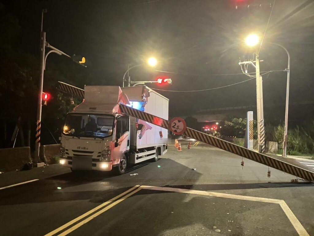 限高架又遭撞！大貨車看導航未注意-困路中動彈不得