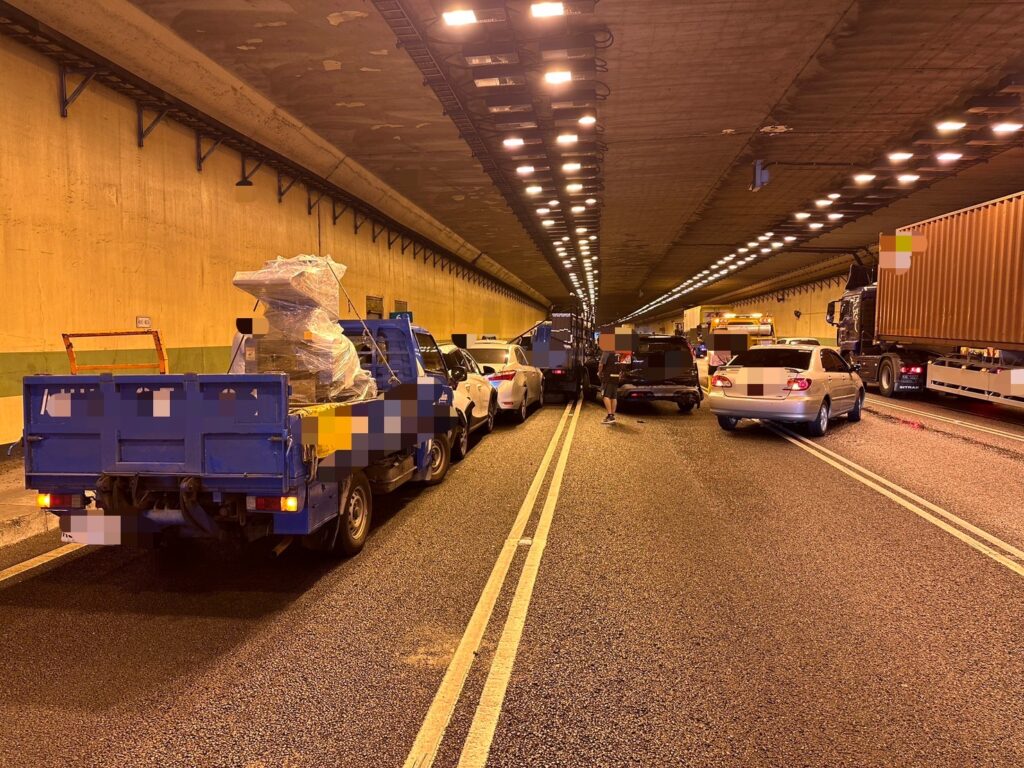 國3連環車禍！桃園「埔頂一隧道」15車撞成一團-現場慘況曝
