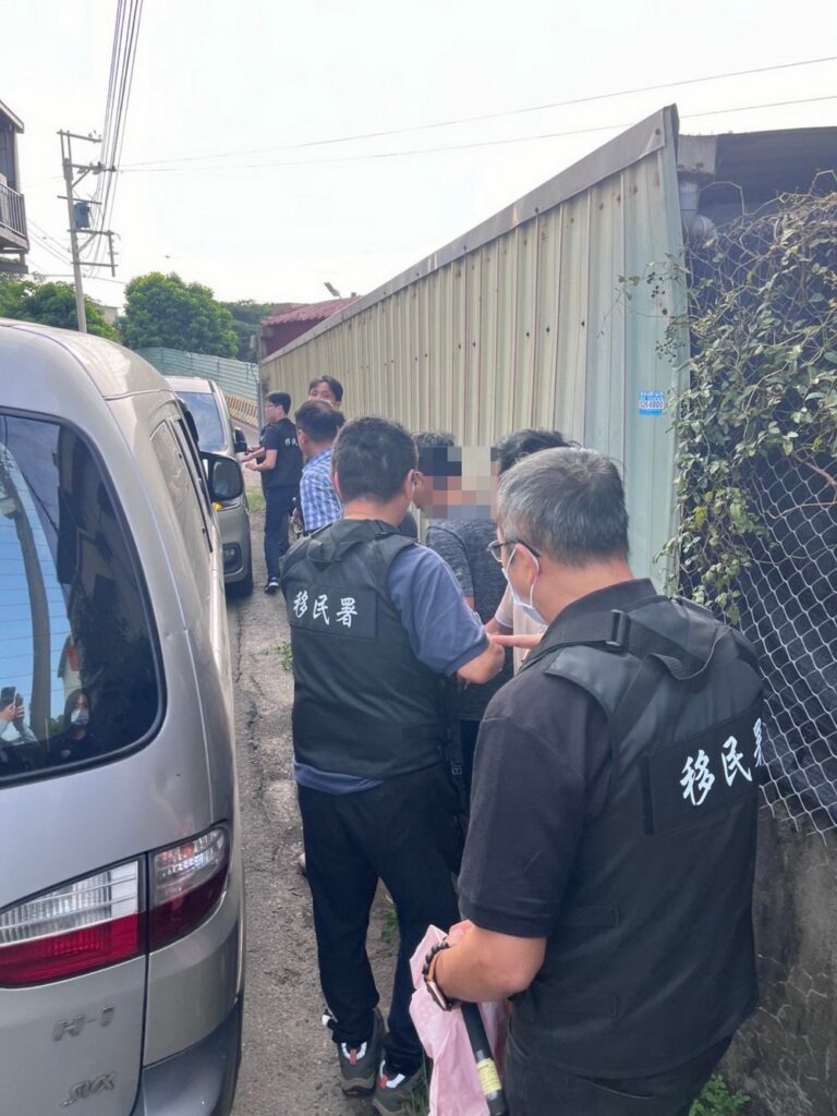 表兄弟相揪打工-移民署新竹市專勤隊上門查緝