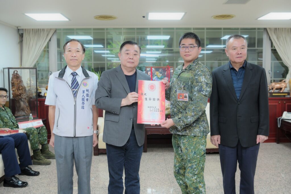 慰勞國軍無私奉獻-桃市議會中秋前夕致贈加菜金