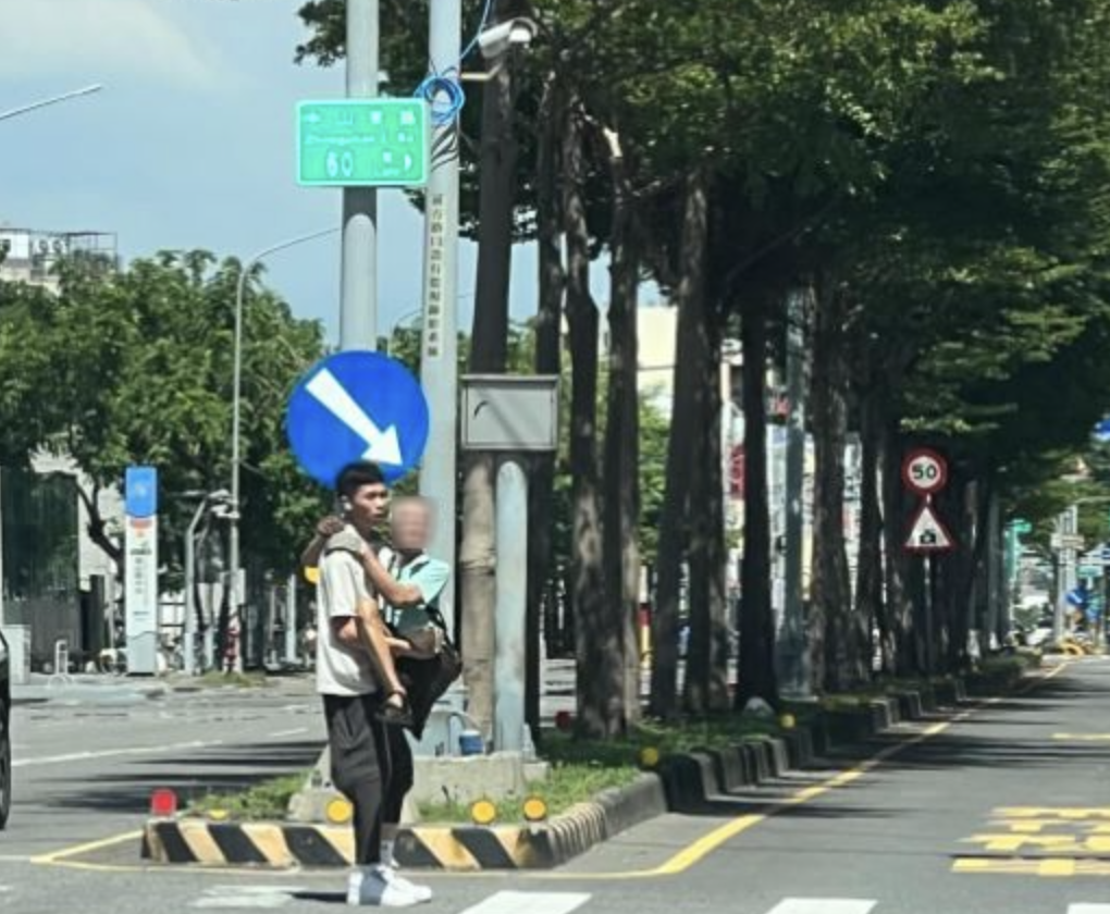 高雄暖男「公主抱」老翁過馬路!網友直擊:真正的英雄 - 台北郵報 | The Taipei Post 高雄暖男「公主抱」老翁過馬路!網友直擊:真正的英雄