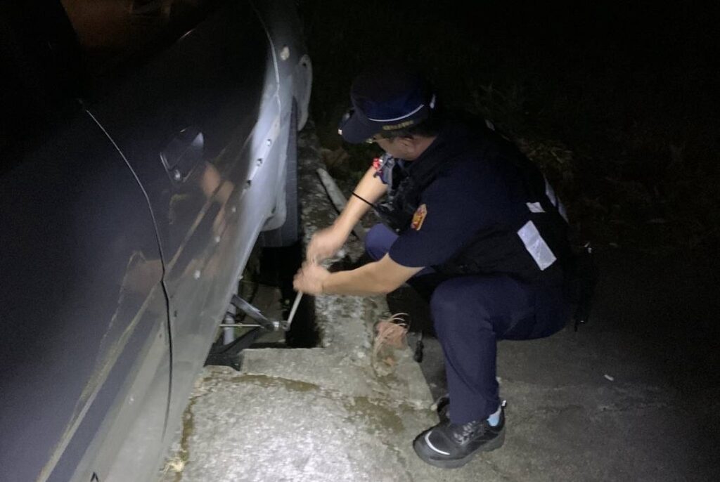 趕著去烤肉！車輪卡水溝動彈不得-大溪警即刻救援 