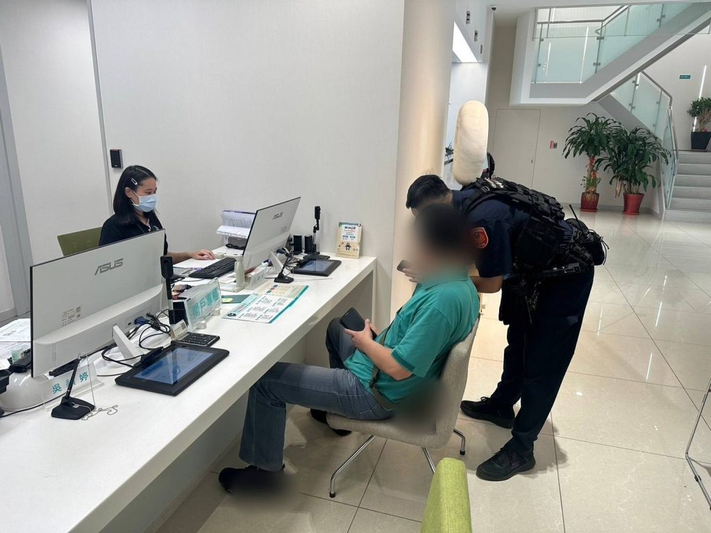 詐騙猖獗！2男接連遭銀行通報疑似受騙-八德警苦勸阻詐