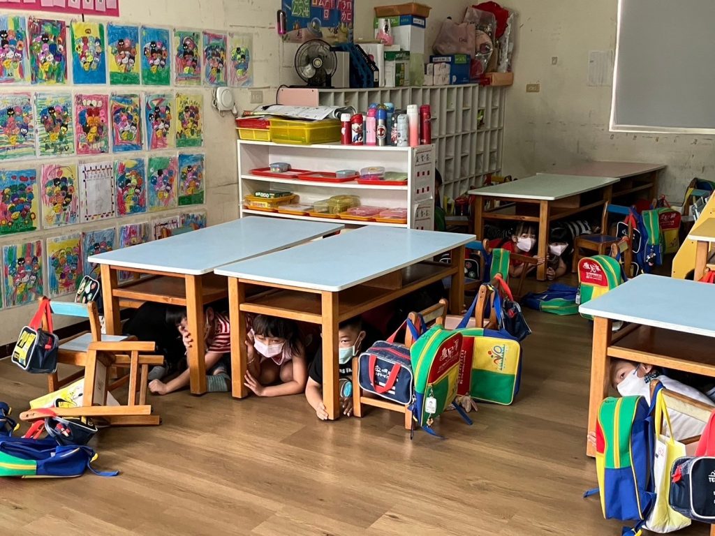國家防災日前夕-桃消富岡分隊教導幼童防震知識