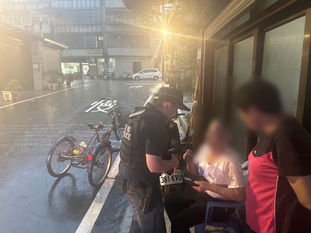 失智翁忘了回家的路-平警及時伸援