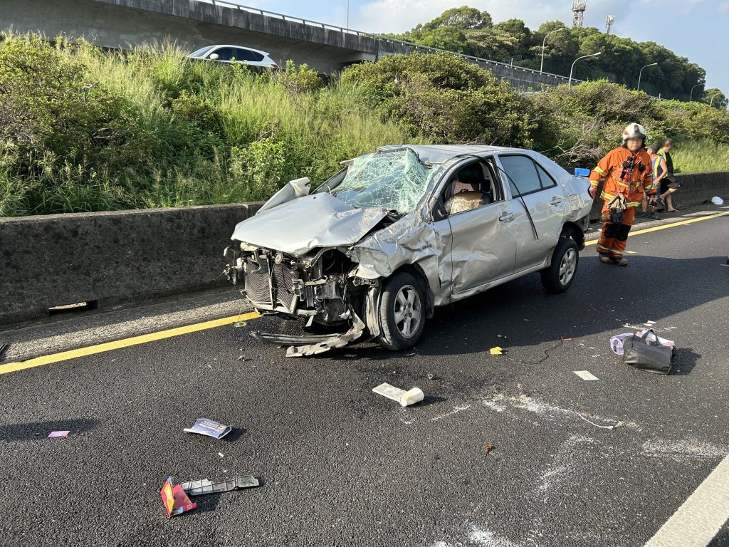 小客車國1失控碰撞-女駕駛拋出車外遭輾斃
