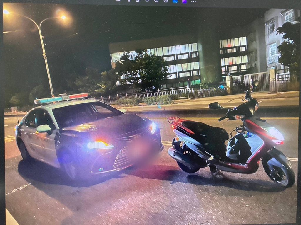 【有片】尷尬！他等紅燈遭警車追撞氣炸-警急安撫：不要生氣