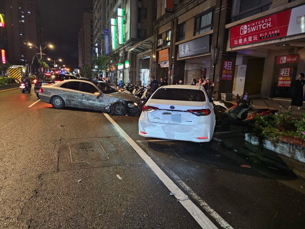 【有片】21歲男酒後開車失控衝撞-路旁4轎車、7機車慘遭殃