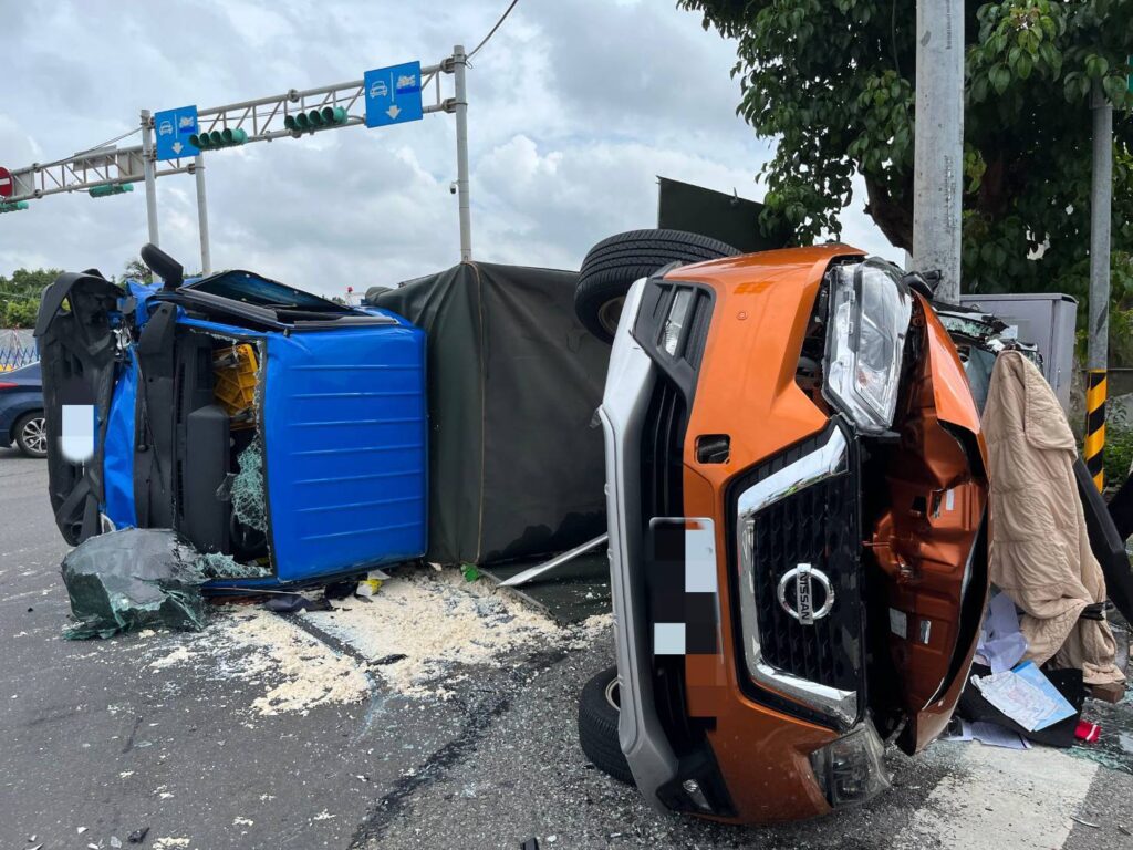 【有片】轎車闖紅燈釀禍！碰撞小貨車雙雙翻覆-女駕駛疑骨折緊急送醫