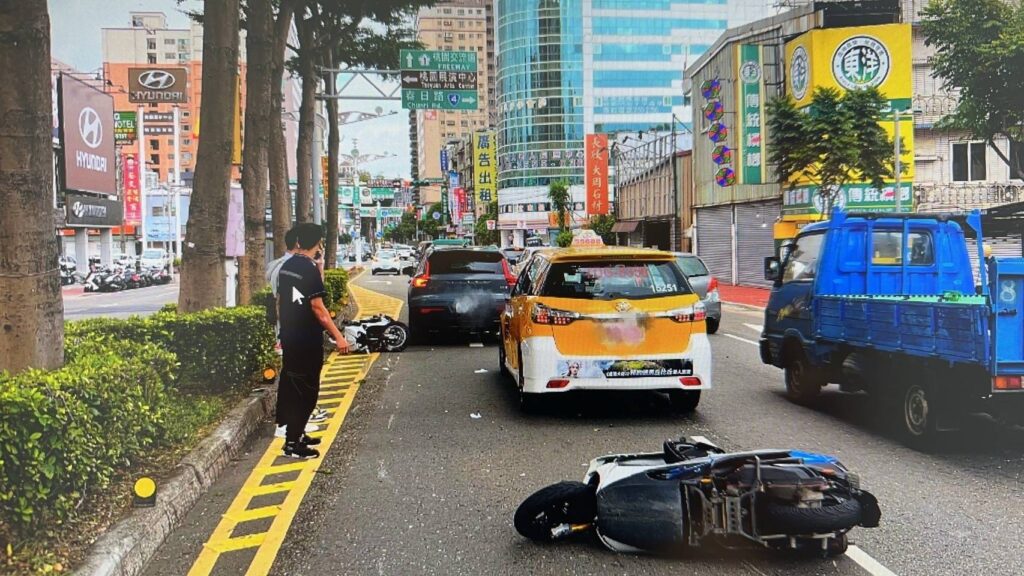 計程車急切變道釀禍！兩騎士閃避不及摔飛險象環生