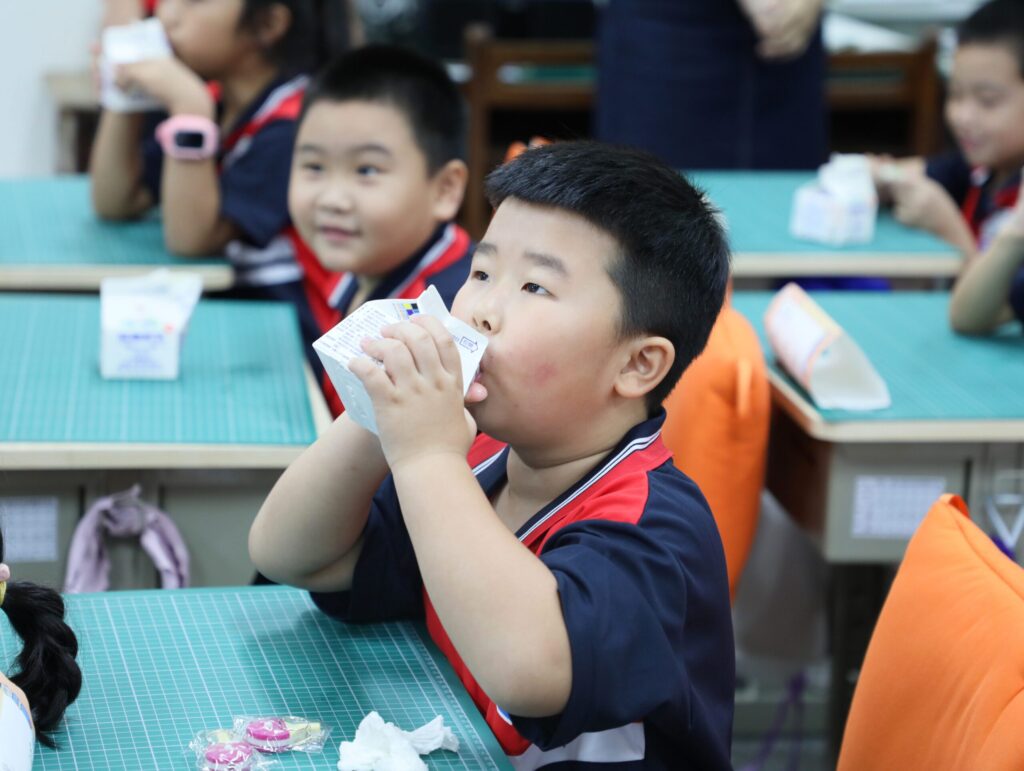嘉義縣「班班喝鮮奶」 -供學童補充鈣質營養