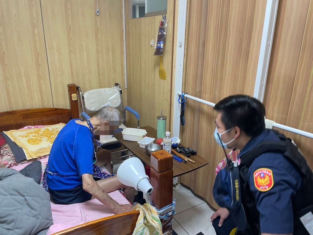 99歲老翁跌倒爬不起來-8旬妻子急向龍潭警求助